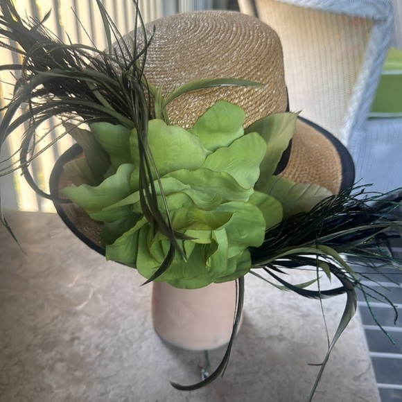 Carol Carr Palm Beach Elegant Tan Straw Hat with green black feathers big flower - Picture 3 of 6